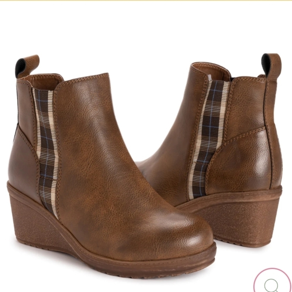 Muk Luk women's England Oxford wedge booties size 9.5